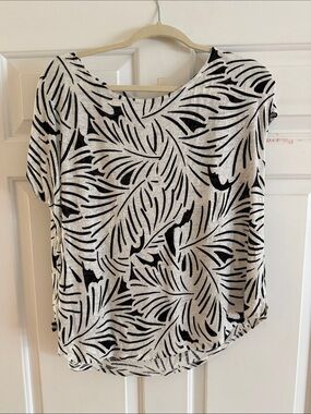 Nicole Miller Linen Scoop-Neck Short Sleeve Tee in Black & White Leaf Print